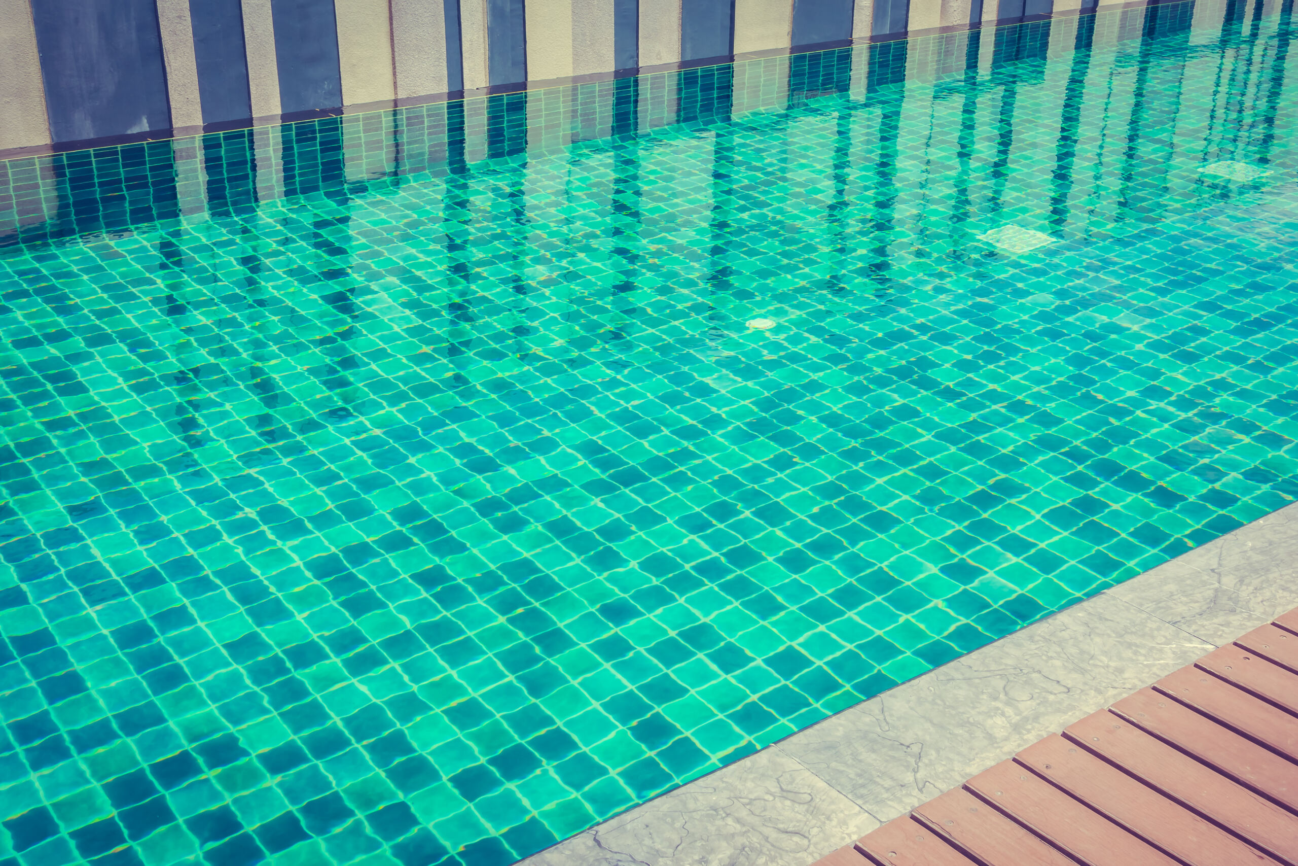 Piscina con agua cristalina bien balanceada