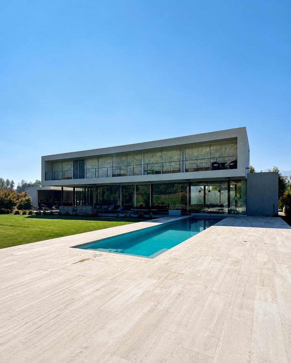 Piscina de hormigón construida por Decopiscinas en Chicureo