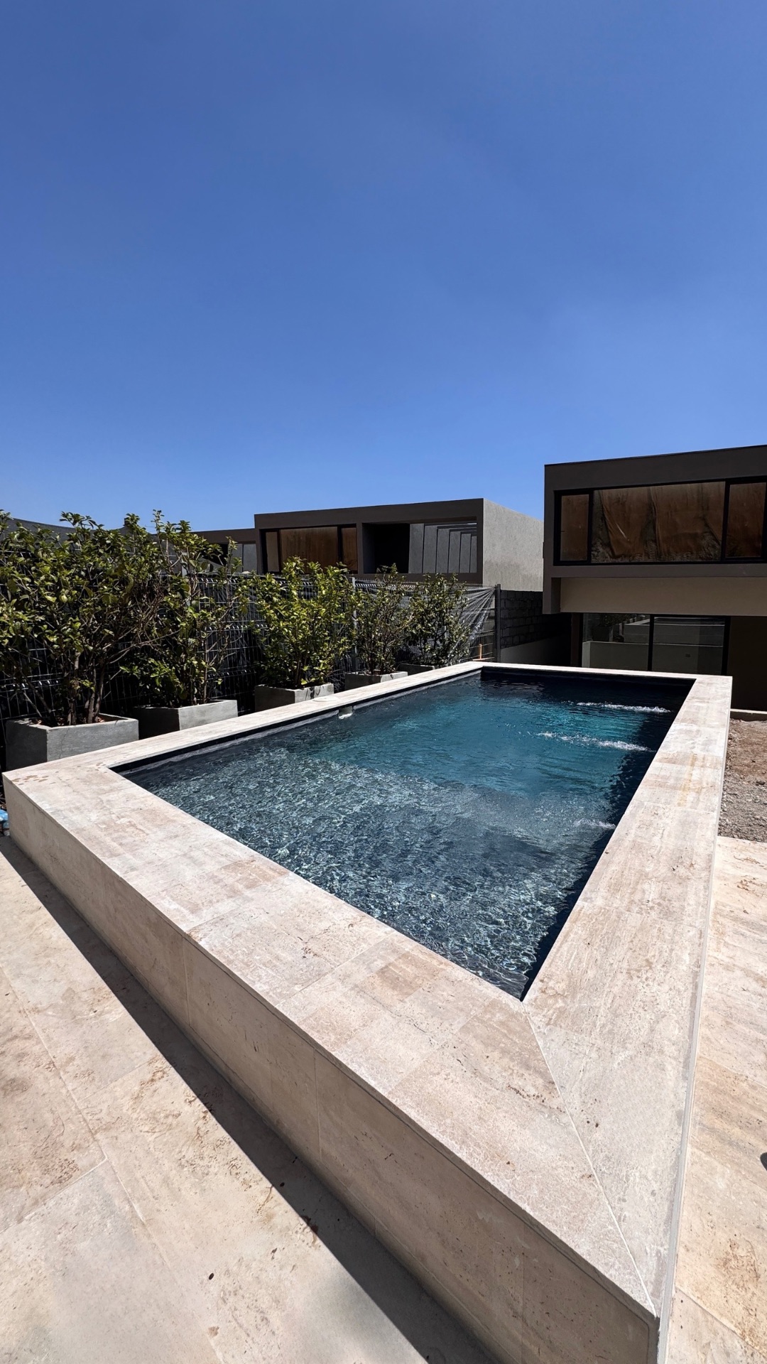Piscina de hormigón construida por Decopiscinas en Vitacura